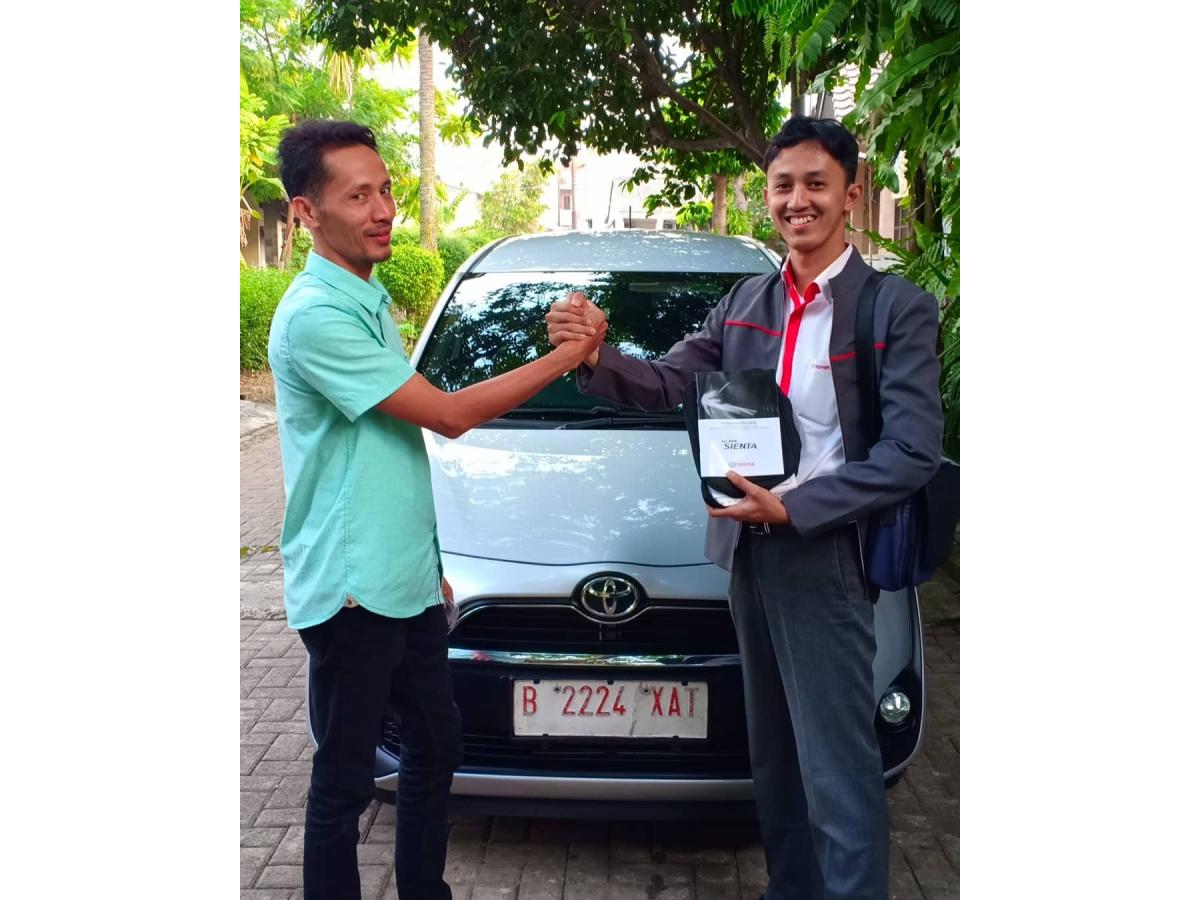 DEC New Sienta V Silver